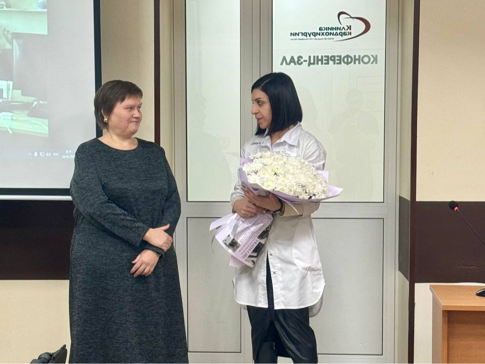 Сотрудники клиники кардиохирургии поздравили Евгению Игоревну Булыга, медицинскую сестру кардиохирургического отделения с 55 летием