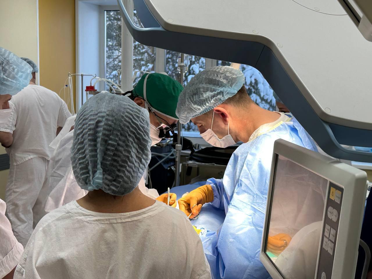 В Клинике Кардиохирургии состоялся мастер-класс на тему «Сосудистая мозговая недостаточность. Что нужно знать и уметь хирургу в настоящее время: от оптимальной медикаментозной терапии до сложных гибридных вмешательств»