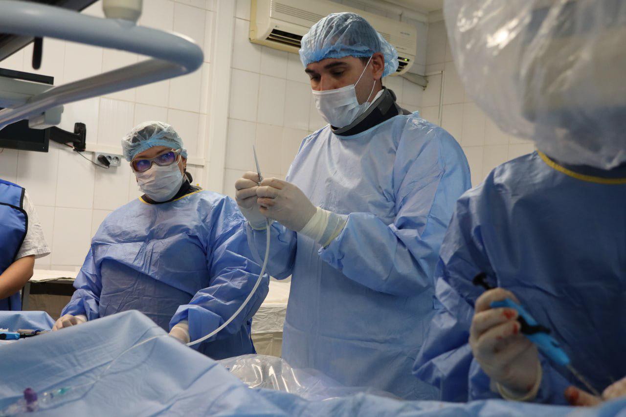 Несколько уникальных операций провели в Клинике кардиохирургии Амурской медкадемии. С применением новых методик были прооперированы пациенты с аневризмой аорты и атеросклерозом нижних конечностей.