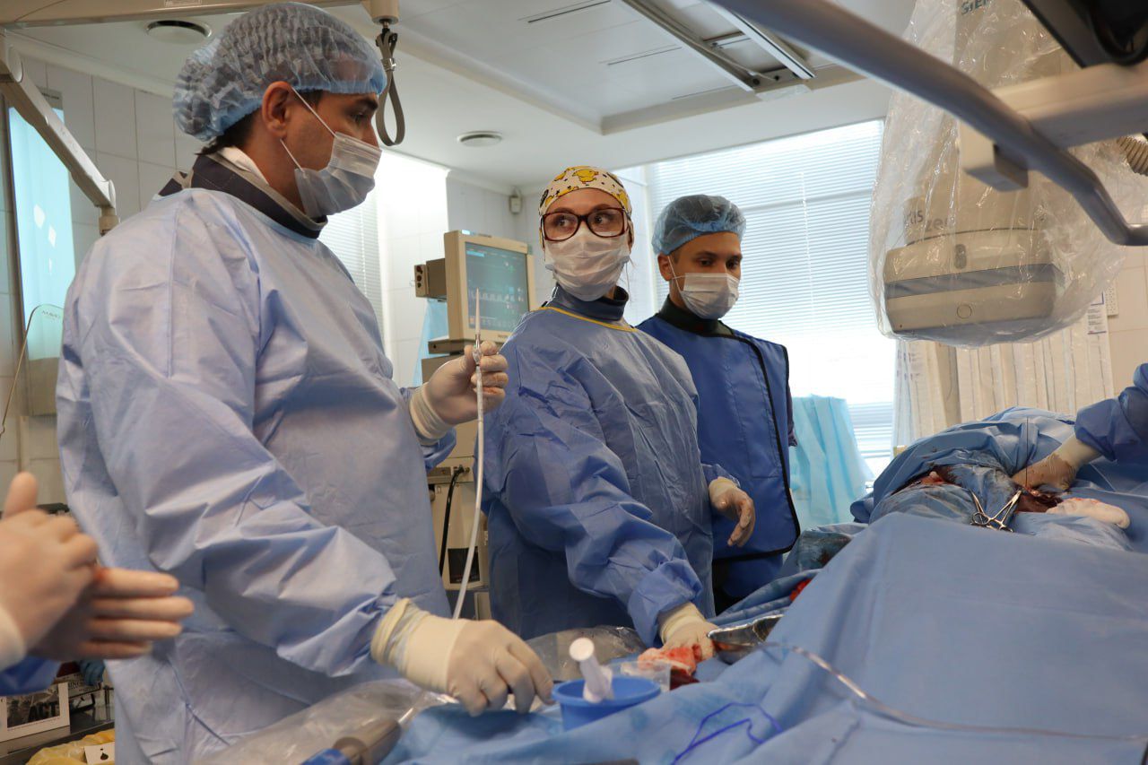 В Клинике кардиохирургии Амурской ГМА спасли 78-летнего пациента с разрывом аорты.  Врачи выполнили уникальную операцию — экстренную имплантацию аортального графта в брюшную аорту с фенестрацией.